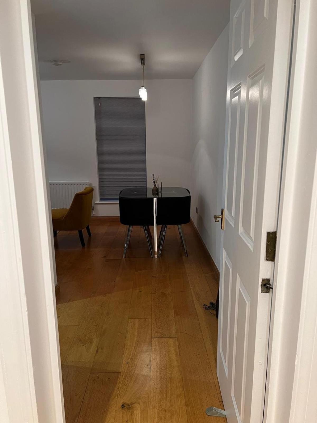 Luxurious 2 Bedroom Flat Britannia Village Apartment