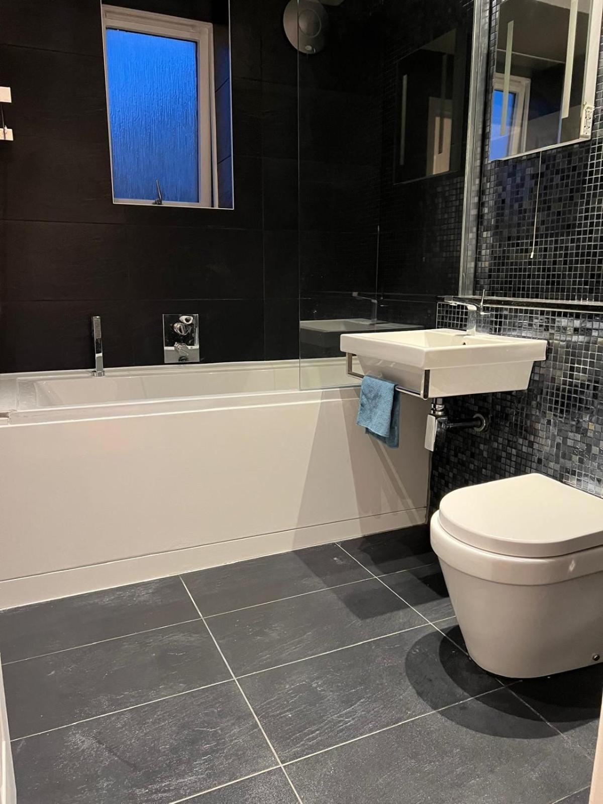 Appartamento Luxurious 2 Bedroom Flat Britannia Village Londra